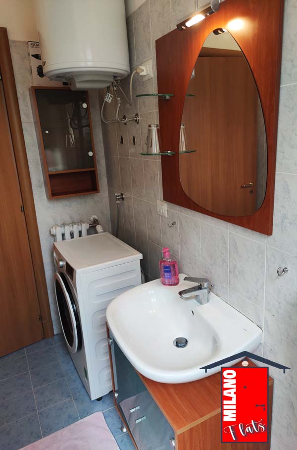 1238bagno-completo-lavandino-lavatrice-monolocale-airbnb-via-illirico-milano