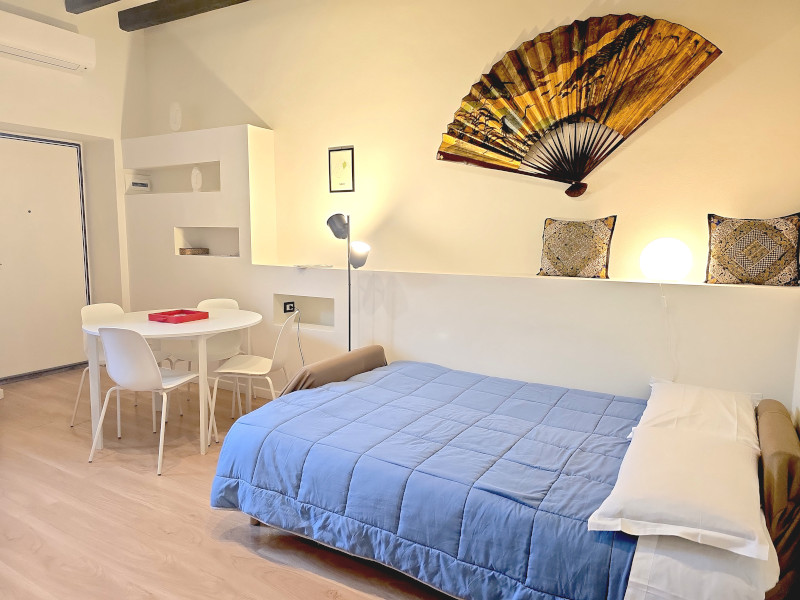 1332milanoflats_-_pasteur_-_divano_letto_tavolo