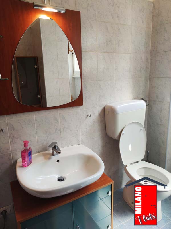 1352bagno-completo-finestra-lavandino-wc-monolocale-airbnb-via-illirico-milano
