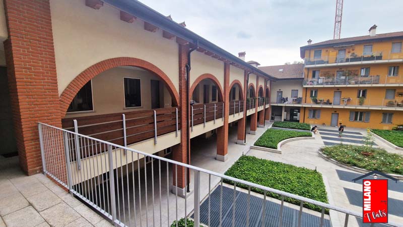 1407cortile-condominiale-porticato-ulivi-aiuole-airbnb-bilocale-villapizzone-milano