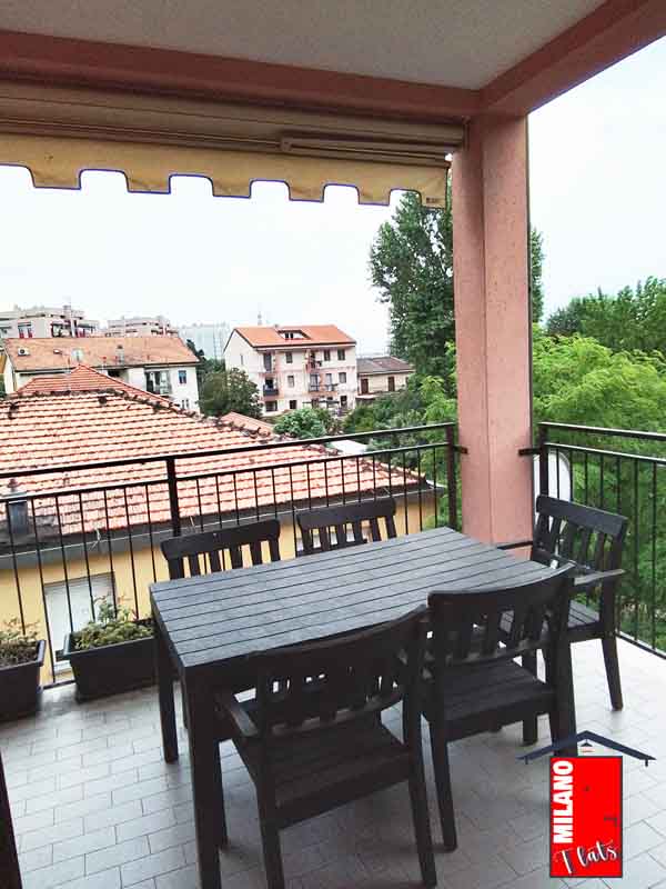 1416terrazzo-soggiorno-arredato-tavolo-pranzo-appartamento-via-golinelli-segrate-mi