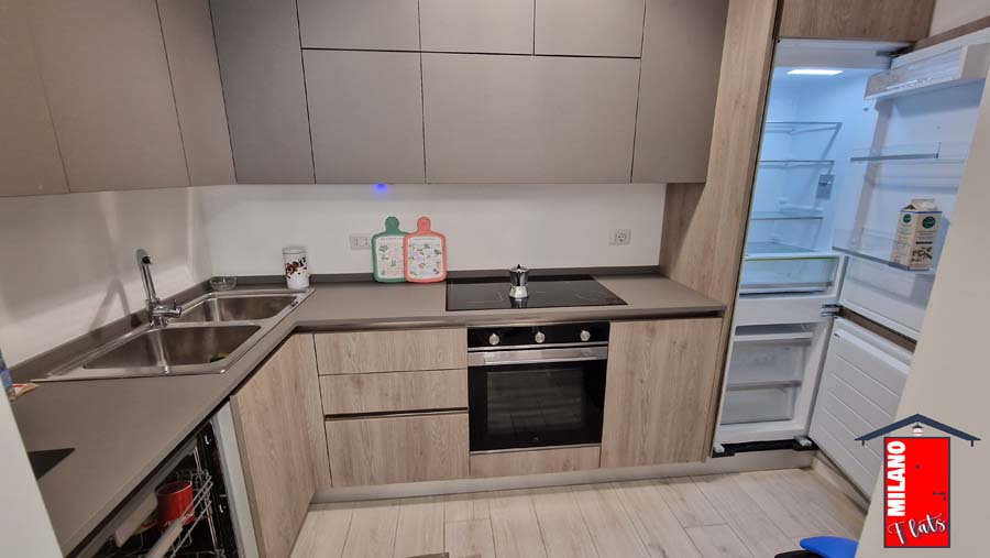 1660cucina-completa-lavastoviglie-frigorifero-freezer-forno-micoonde-piastre-induzione-airbnb-residenza-fontanile-milano-due-segrate-mi