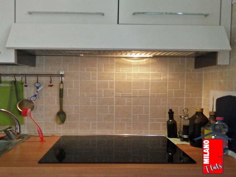 1663piastre-elettriche-cappa-aspirante-cucina-monolocale-airbnb-via-illirico-milano