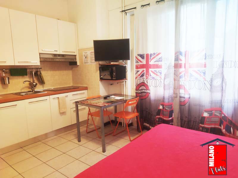 1664angolo-tv-microonde-cucina-monolocale-airbnb-via-illirico-milano