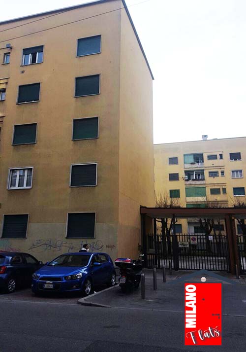 1691cancello-entrata-palazzo-monolocale-airbnb-via-illirico-milano