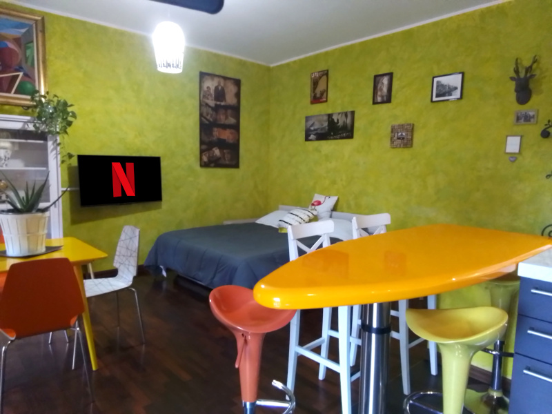 1699milanoflats-5maggio-cucina-sala-divanoletto2