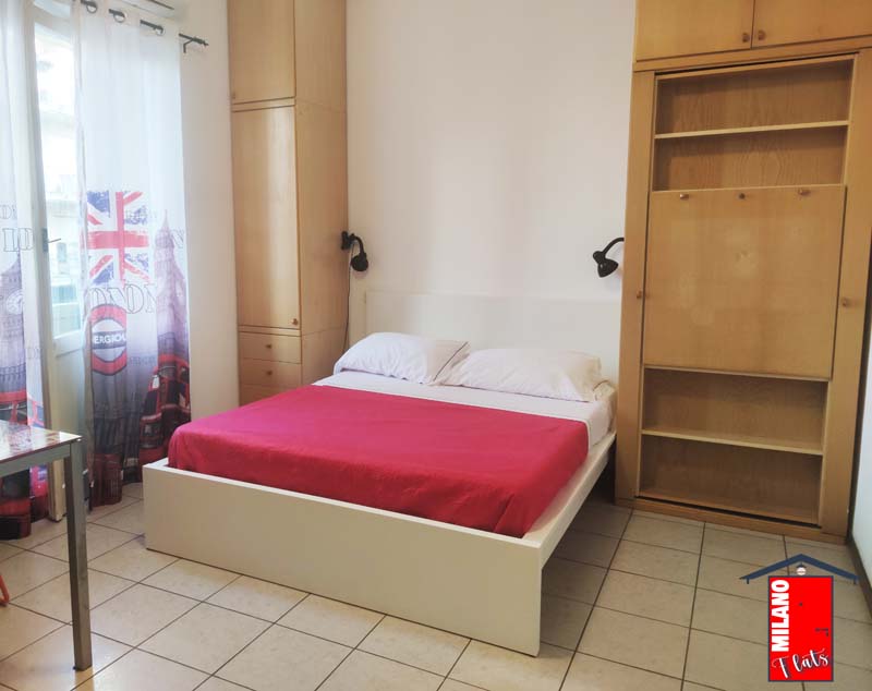 208letto-matrimoniale-armadio-finestra-balcone-monolocale-airbnb-via-illirico-milano