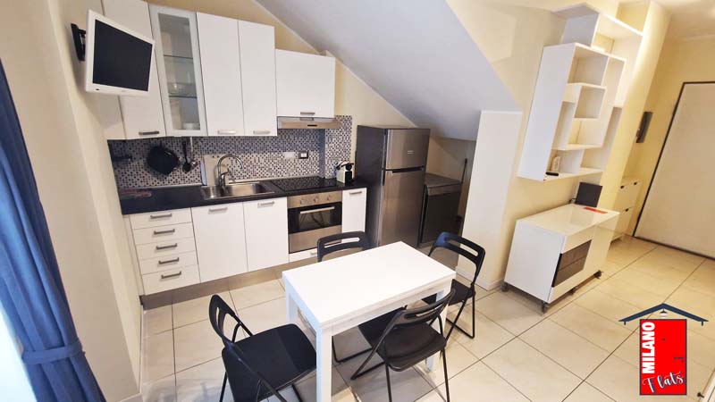 265cucina_abitabile-divano-lavastoviglie-forno-piatre-induzione-microonde-tavolo-pranzo-airbnb-villapizzone-milano