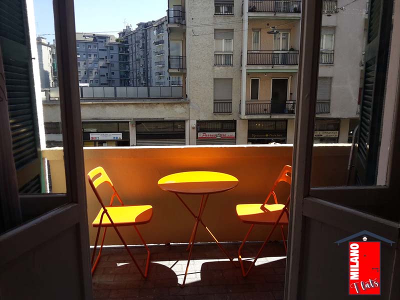 327balcone-tavolino-vista-strada-monolocale-airbnb-via-illirico-milano