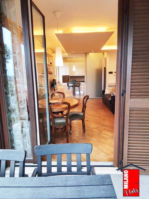 334terrazzo-vivibile-arredato-tavolo-pranzo-soggiorno-appartamento-via-golinelli-segrate-mi