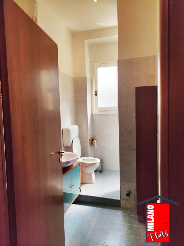 427bagno-completo-finestrato-wc-lavandino-monolocale-via-illirico-milano-airbnb