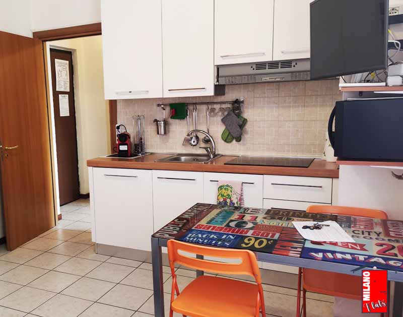 502cucina-completa-lavastoviglie-tavolo-televisione-smart-monolocale-airbnb-via-illirico-milano