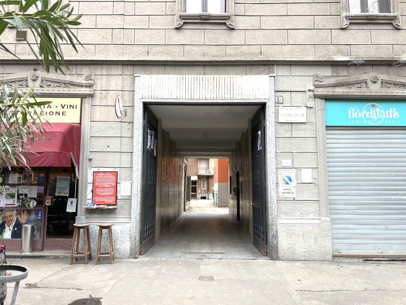 680milanoflats-lomellina-portone_esterno-leggero