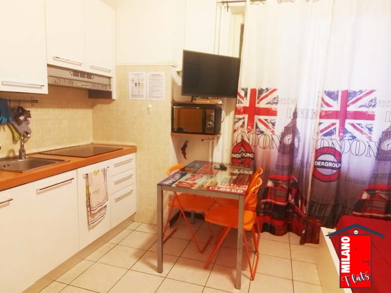 731cucina-smart-tv-microonde-tavolo-piastre-monolocale-via-illirico-airbnb-milano
