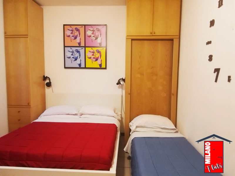 811letto-matrimoniale-singolo-quadro-vespre-anni-60-monolocale-airbnb-via-illirico-milano