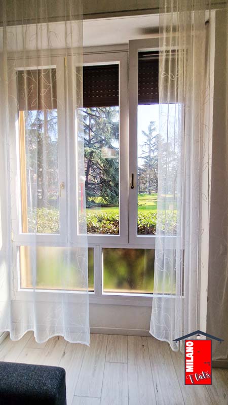 vista-soggiorno-giardino-condominiale-casa-vacanze-residenza-fontanile-milano-due-segrate-mi